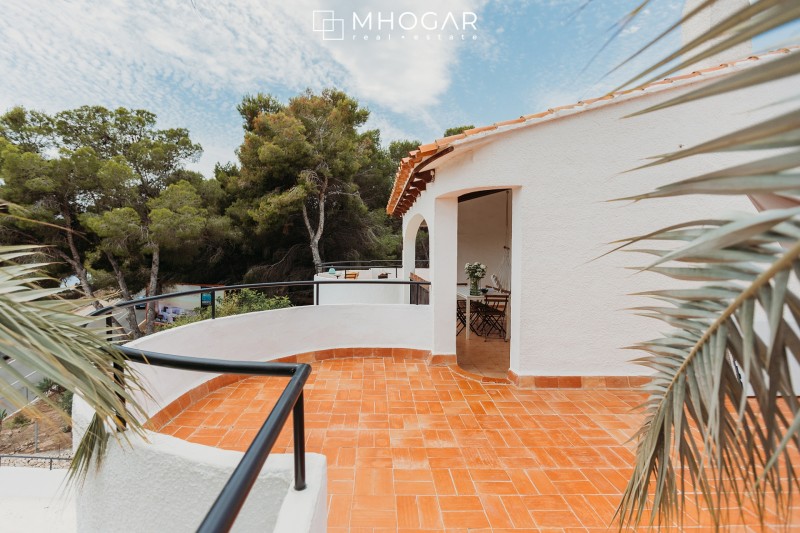 Venta - Oportunidad de inversión, Villa mediterránea frente a Cala Baladrar con apartamentos independientes y local comercial, Benissa, Costa Blanca!